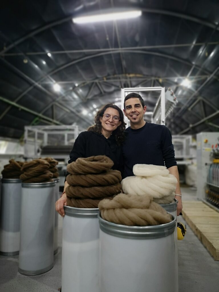 esther-javi-visita-fabrica-lanificio-dlana-ovintegral esther-javi-visita-fabrica-lanificio-dlana-ovintegral