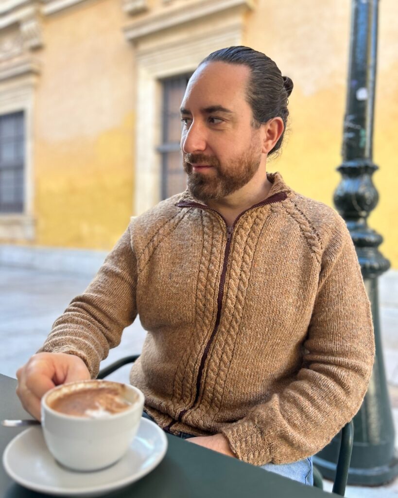 cardigan-pim-pam-beagleknits-madrilana-dk-dLana-sentado